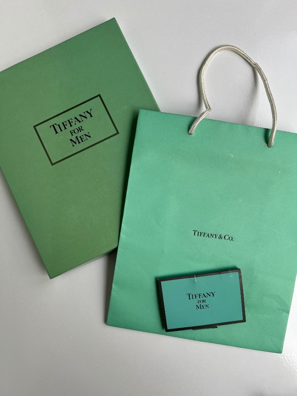 Large lot of Tiffany & Co. Boxes, ribbons, pouches, etc. - Picture 3 of 16